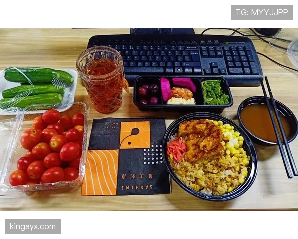 何卓佳训练完啃黄瓜的样子，真不像拿过冠军的人